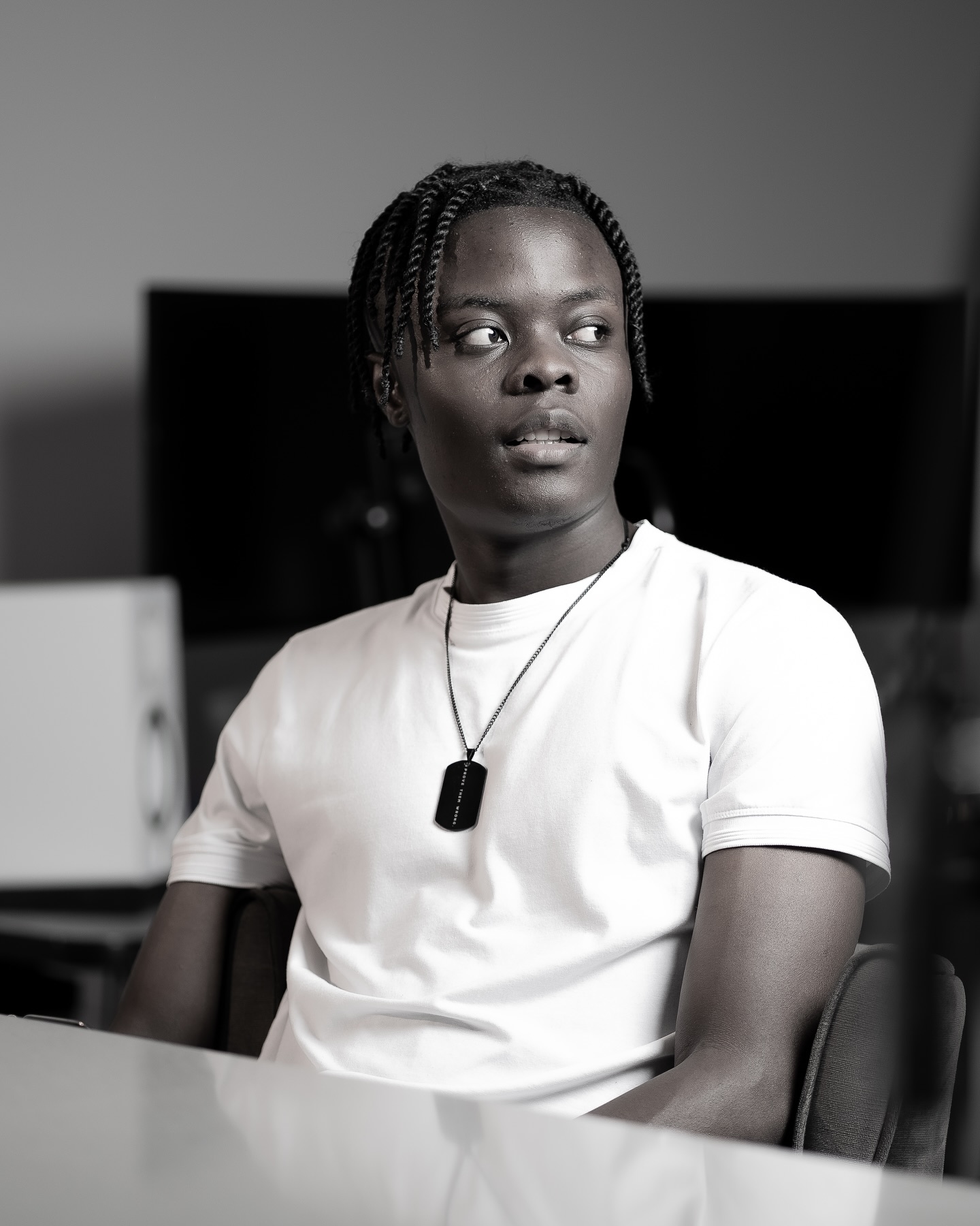 Zeey in studio black and white